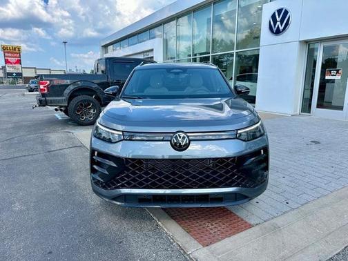 2025 Volkswagen Tiguan 2.0T SE R-Line Black
