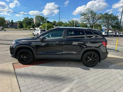 Black 2022 Volkswagen Taos 1.5T SE