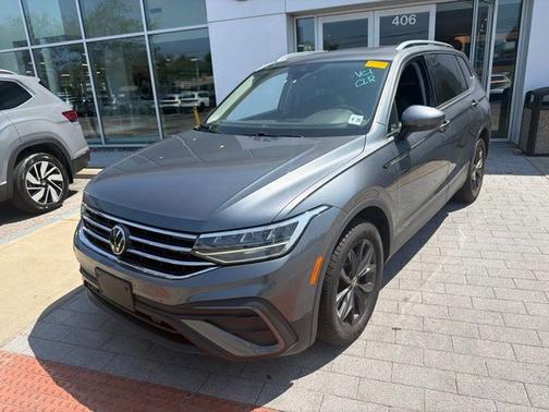 Platinum Gray Metallic 2024 Volkswagen Tiguan 2.0T SE