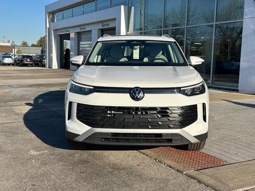White 2027 Volkswagen Tiguan SE