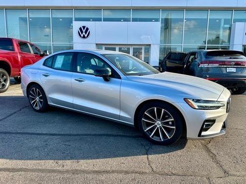 2022 Volvo S60 B5 Momentum