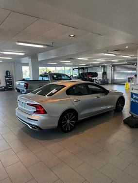 2022 Volvo S60 B5 Momentum