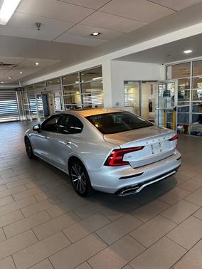 2022 Volvo S60 B5 Momentum