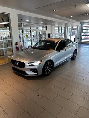 2022 Volvo S60 B5 Momentum