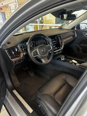 2022 Volvo S60 B5 Momentum