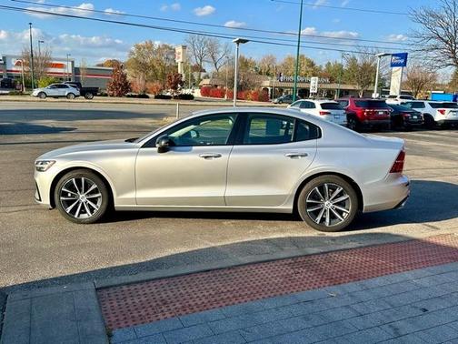 2022 Volvo S60 B5 Momentum