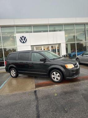 Brilliant Black Crystal Pearl 2013 Dodge Grand Caravan SXT