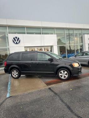 Brilliant Black Crystal Pearl 2013 Dodge Grand Caravan SXT