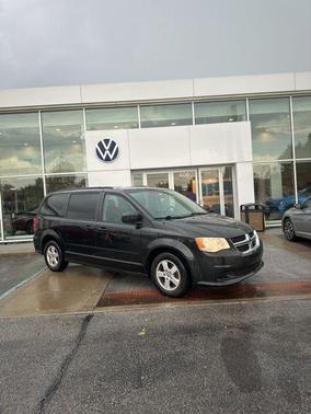 Brilliant Black Crystal Pearl 2013 Dodge Grand Caravan SXT