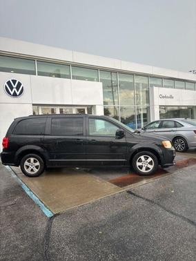 Brilliant Black Crystal Pearl 2013 Dodge Grand Caravan SXT