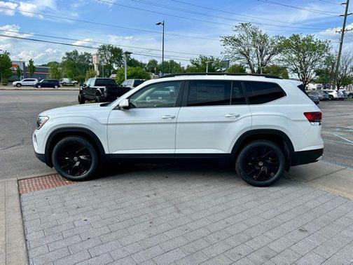 White Pearl 2026 Volkswagen Atlas 2.0T SE W/TECHNOLOGY