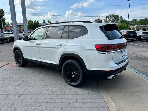 White Pearl 2026 Volkswagen Atlas 2.0T SE w/Technology