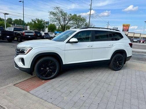 White Pearl 2026 Volkswagen Atlas 2.0T SE W/TECHNOLOGY