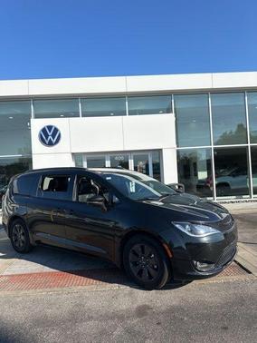Brilliant Black Crystal Pearlcoat 2020 Chrysler Pacifica Hybrid Limited