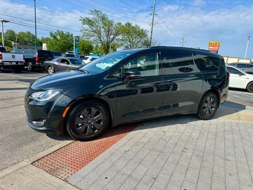 Brilliant Black Crystal Pearlcoat 2020 Chrysler Pacifica Hybrid Limited