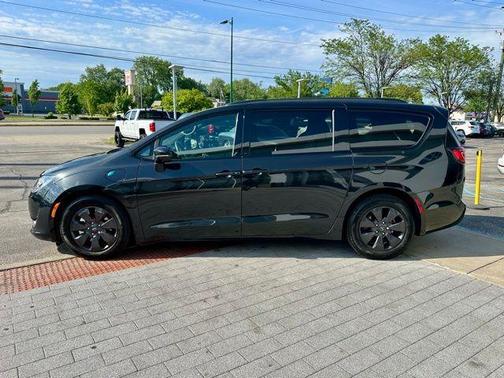 Brilliant Black Crystal Pearlcoat 2020 Chrysler Pacifica Hybrid Limited