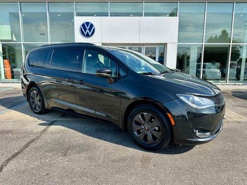 Brilliant Black Crystal Pearlcoat 2020 Chrysler Pacifica Hybrid Limited