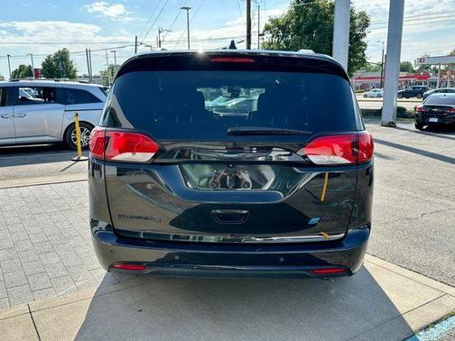 Brilliant Black Crystal Pearlcoat 2020 Chrysler Pacifica Hybrid Limited