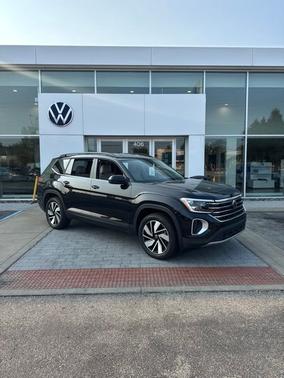 Deep Black 2025 Volkswagen Atlas 2.0T SE w/Technology