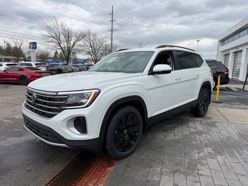 White Pearl 2026 Volkswagen Atlas 2.0T SE w/Technology