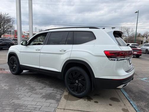 White Pearl 2026 Volkswagen Atlas 2.0T SE w/Technology