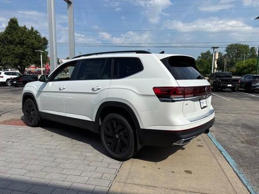 White Pearl 2026 Volkswagen Atlas 2.0T SE w/Technology