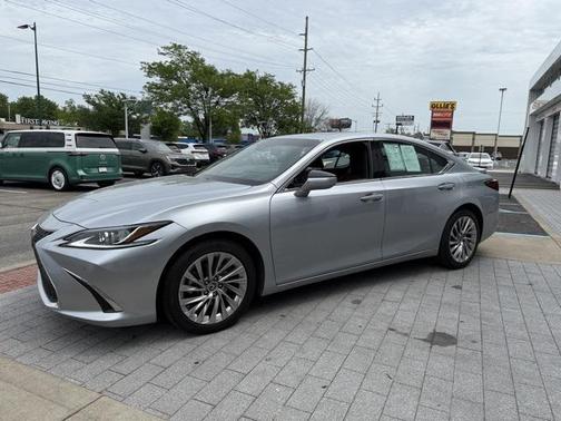 2023 Lexus ES 300h Luxury