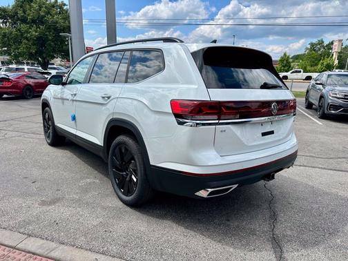 White Pearl 2026 Volkswagen Atlas SE w/Technology