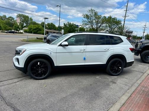 White Pearl 2026 Volkswagen Atlas 2.0T SE w/Technology