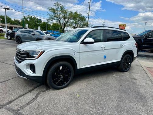 White Pearl 2026 Volkswagen Atlas 2.0T SE w/Technology