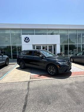 Deep Black 2024 Volkswagen Tiguan 2.0T SE
