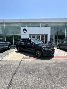 Deep Black 2024 Volkswagen Tiguan 2.0T SE