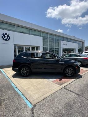 Deep Black 2024 Volkswagen Tiguan 2.0T SE