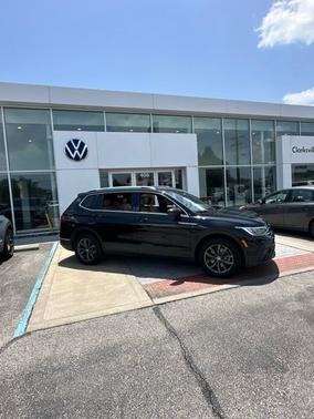 Deep Black 2024 Volkswagen Tiguan 2.0T SE