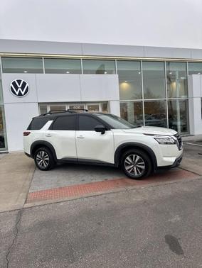 2023 Nissan Pathfinder SL
