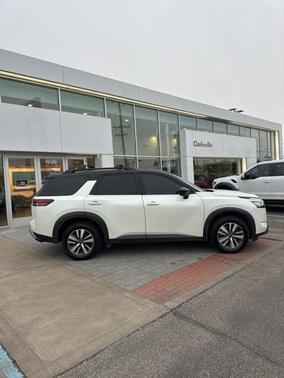 2023 Nissan Pathfinder SL