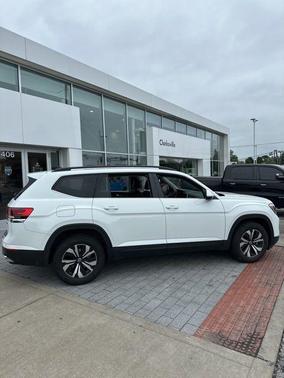 Pure White 2024 Volkswagen Atlas 2.0T SE