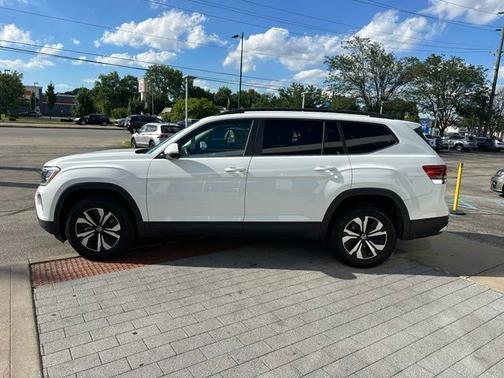 White 2024 Volkswagen Atlas 2.0T SE