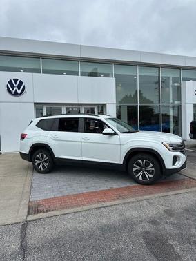 Pure White 2024 Volkswagen Atlas 2.0T SE