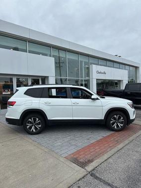 Pure White 2024 Volkswagen Atlas 2.0T SE