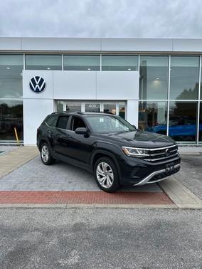 Deep Black 2023 Volkswagen Atlas 3.6L V6 SE w/Technology