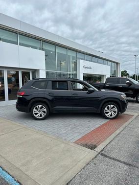 Deep Black 2023 Volkswagen Atlas 3.6L V6 SE w/Technology