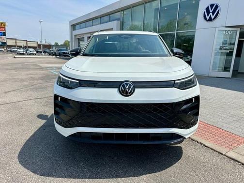 White Pearl 2026 Volkswagen Tiguan 2.0T SE R-Line Black