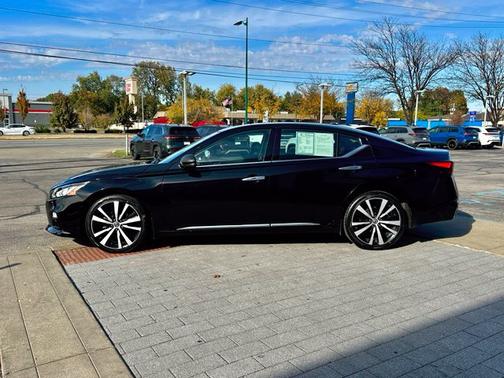 Super Black 2020 Nissan Altima 2.0 Platinum