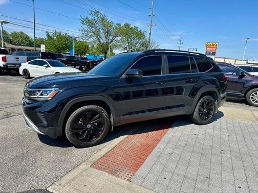 Deep Black Pearl Effect 2023 Volkswagen Atlas 3.6L SE w/Technology