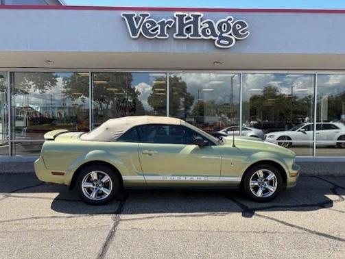 2005 Ford Mustang Deluxe