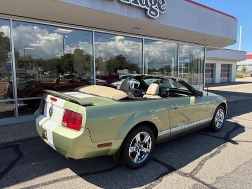2005 Ford Mustang Deluxe