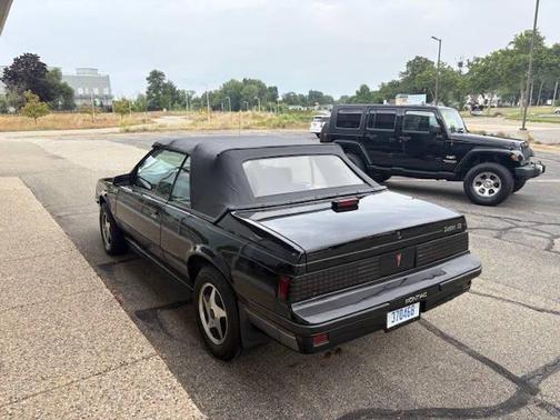 1987 Pontiac Sunbird SE 2dr Convertible