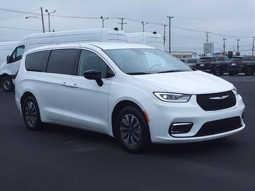 2024 Chrysler Pacifica Hybrid Select