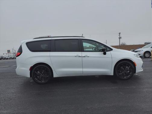 2024 Chrysler Pacifica Touring-L
